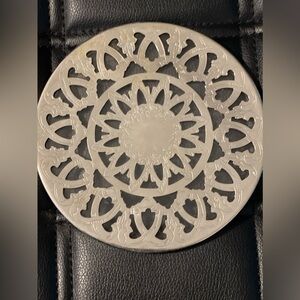 Vintage 1980 Leonard Silver Mfg
Silverplate Metal 6" Diameter Trivet